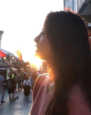 教大家使用抖音APP拍摄出打响指让天空变暗的视频