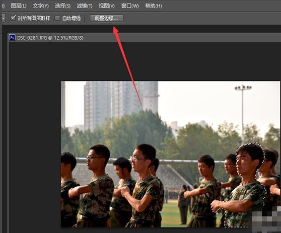 小编分享在PS中抠出人像放到海报中的的具体方法介绍。
