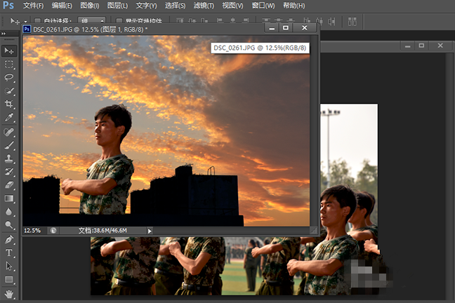 小编分享在PS中抠出人像放到海报中的的具体方法介绍。