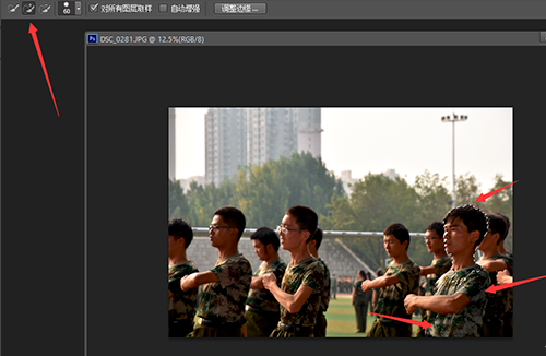 小编分享在PS中抠出人像放到海报中的的具体方法介绍。