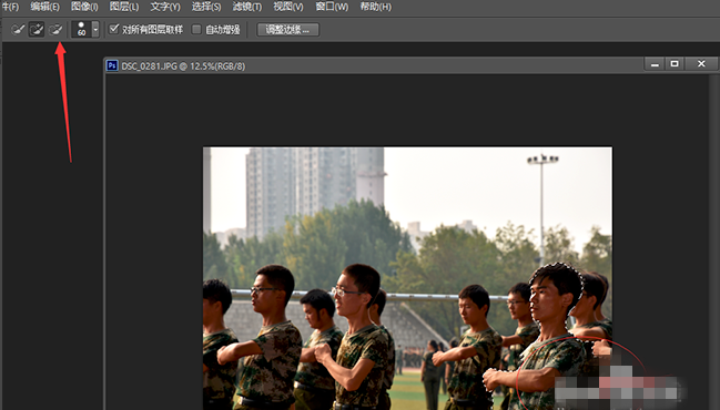 小编分享在PS中抠出人像放到海报中的的具体方法介绍。