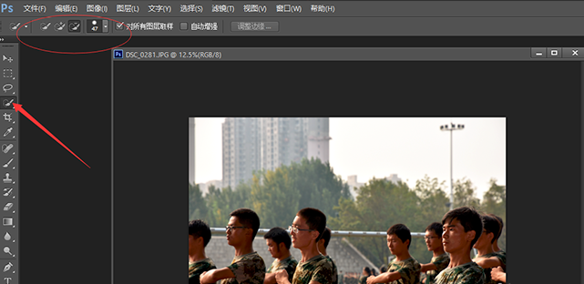 小编分享在PS中抠出人像放到海报中的的具体方法介绍。